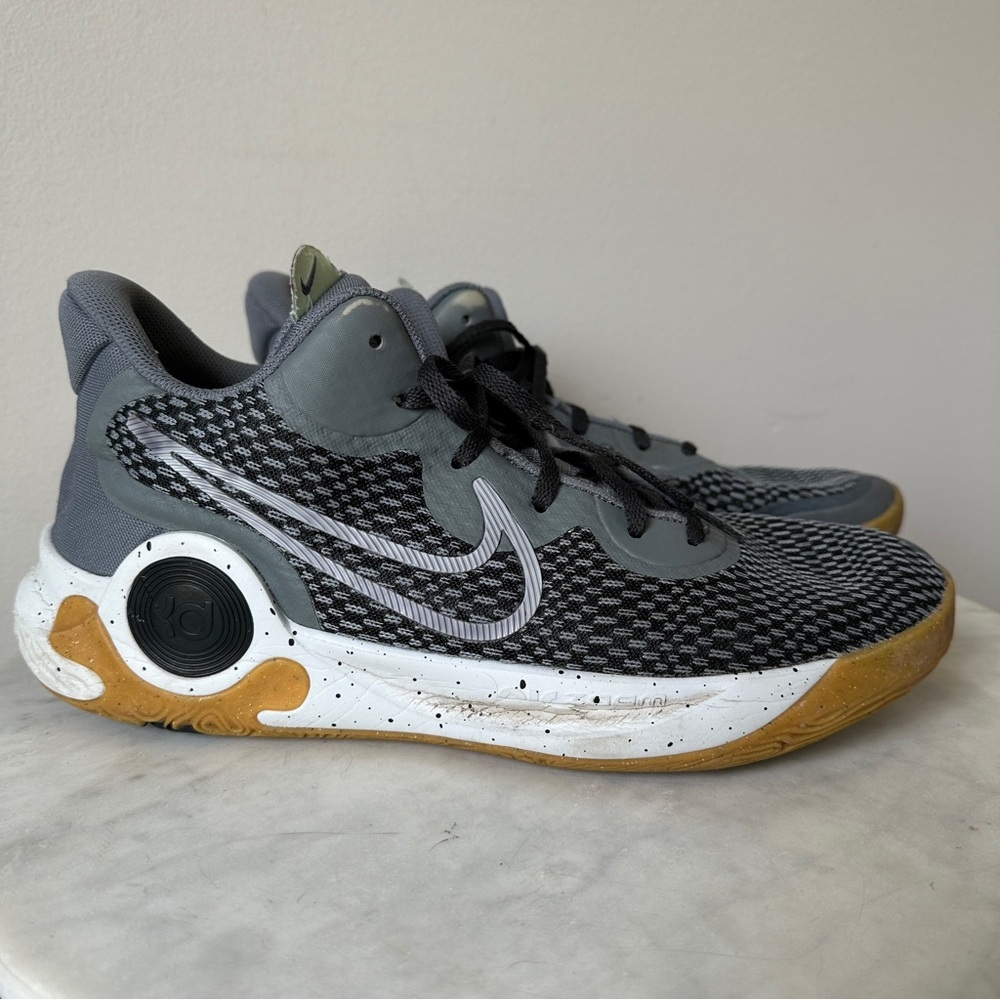 Nike men’s basketball shoes CW3400
003 KD Trey 5 IX Smoke Grey Sneakers 11.5